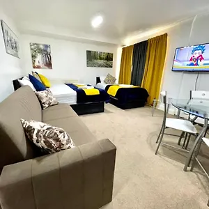 Apartment 2 Bedrooms Modern Apartment, Full Kitchen, 5 Minutes Tube Station, London