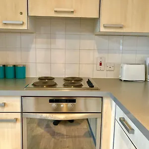 Apartment 2 Bedrooms Modern Apartment, Lounge, Full Kitchen, Balcony, 5 Minutes Stratford Station, London