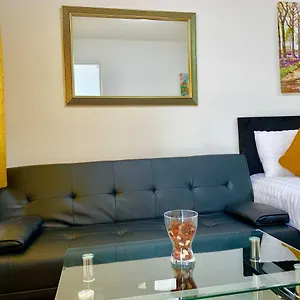 Apartment 3 Bedrooms, 3 Baths, Spacious Lounge, Full Kitchen, Garden, Ground Floor, Free Parking, London